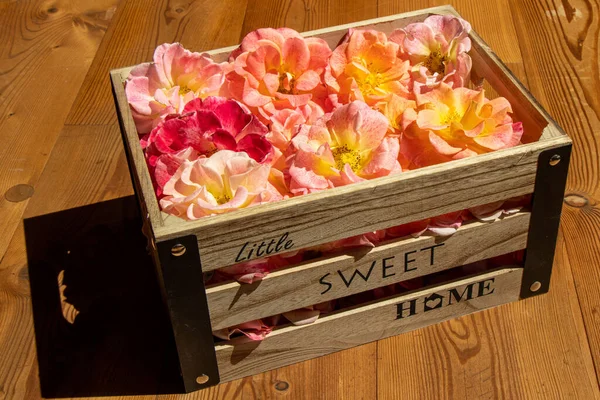 Une Boîte Bois Décorative Avec Des Roses Colorées Avec Inscription — Photo