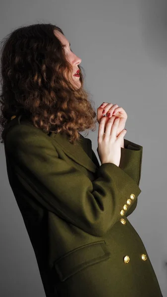 Slow Shutter Speed Shot Curly Girl Classic Green Blazer Posing — Stock Photo, Image