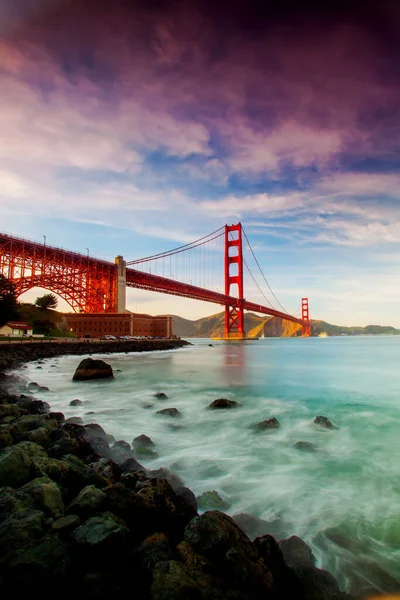 Purple Cloudy Sky Golden Gate Bridge Captured Rocky Coast — Stock Photo, Image