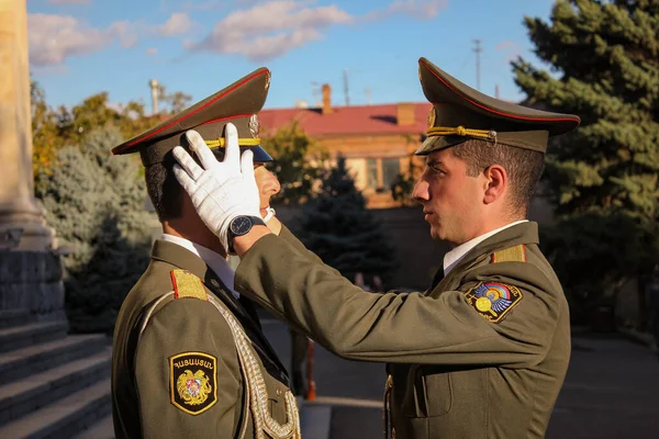 一名亚美尼亚守卫士兵的特写镜头使另一名士兵的帽子在阳光照射下笔直 — 图库照片