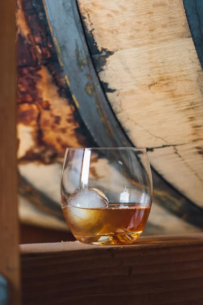 Glass Dram Whiskey Whisky Sphere Ice Bourbon Scotch Barrel Rack — Foto Stock