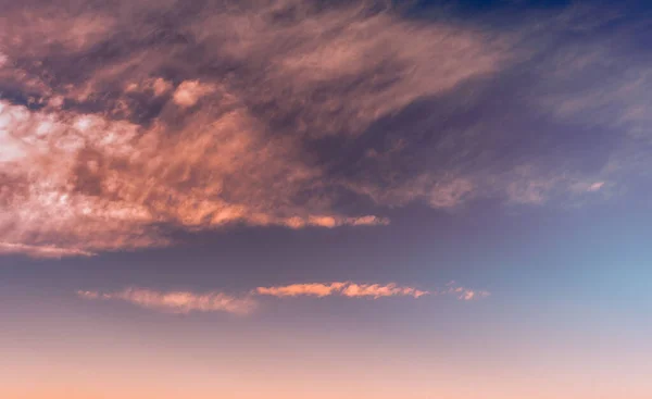 Ein Schöner Blick Auf Einen Himmel Mit Wolken Bei Sonnenuntergang — Stockfoto