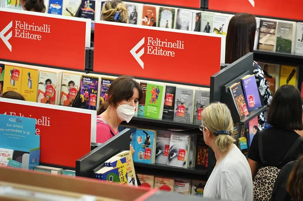 People Feltrinelli Italian Publishing House Booth International Book Fair Turin — Stock Photo, Image