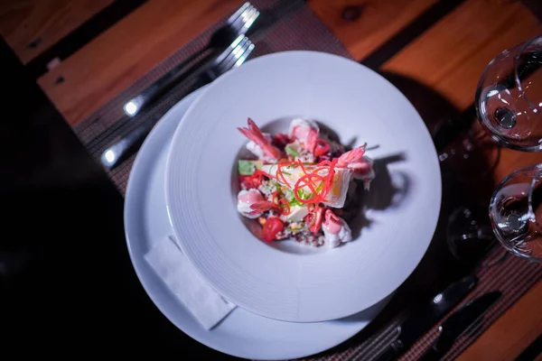 Seafood Salad While Glossy Plate — ストック写真