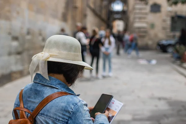 Latin Tourist Checking Her Cell Phone Famous Gothic Bridge Pont — Stock Photo, Image