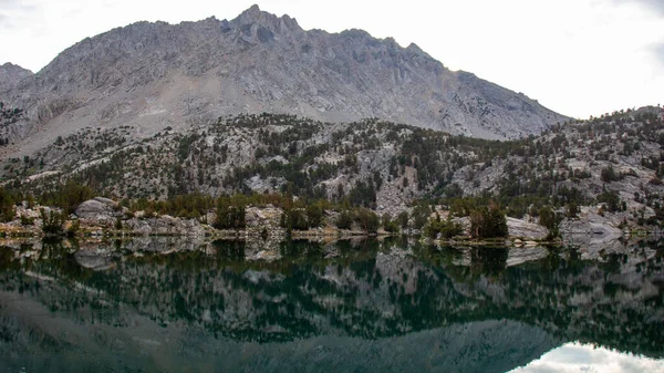 Una Hermosa Vista Lago Alpino Sendero John Muir Trail California — Foto de Stock