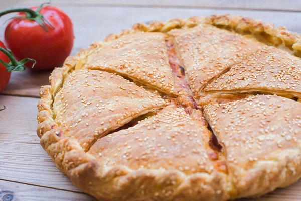Tradycyjne Ciasto Zadaszona Pizza Pieczona Drewnie Drewna — Zdjęcie stockowe