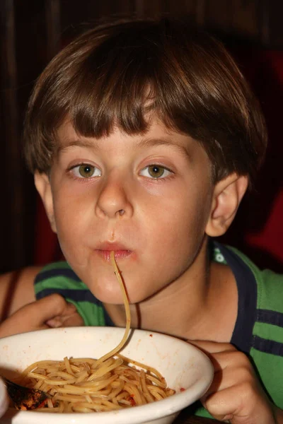 Ung Pojke Äter Sin Spaghetti Suger Sig Nudel Taget När — Stockfoto