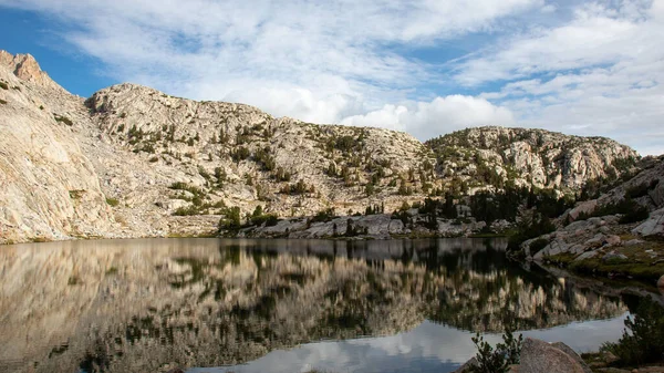 Steniga Klipporna Reflekteras Lugn Sjö John Muir Trail Kalifornien — Stockfoto