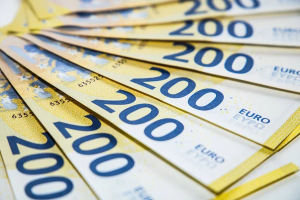 机の上のパターンに200ユーロ紙幣の負荷 — ストック写真