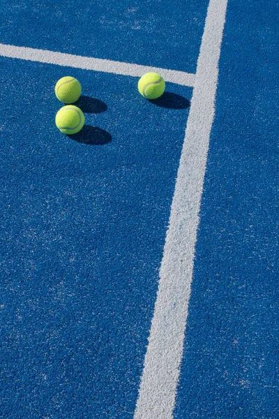 Ett Vertikalt Skott Tre Bollar Marken Paddel Tennisbana — Stockfoto