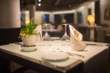 Lüks bir otelde boş bir yemek masası.