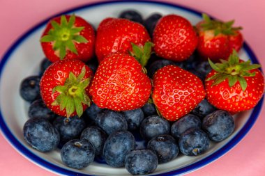 Bir tabakta çilek ve yaban mersini