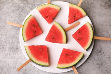 Karpuz buzlu şeker şeklinde kesilmiş.