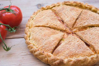 Geleneksel turta, ahşapla kaplanmış pizza.