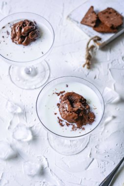 Cam tabakta dikey çikolatalı dondurma.