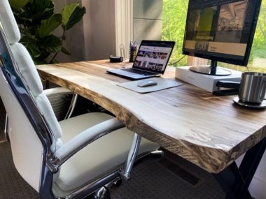 Modern ekipman ve nesnelerle dolu bir ofis tasarımı.