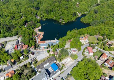 Çeşitli balneoklimateryal tedavileriyle ünlüdür.