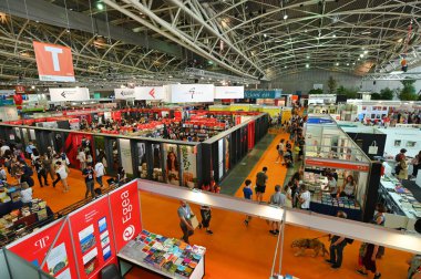 Torino Oval Lingotto 'daki uluslararası kitap fuarındaki insanların yüksek açılı görüntüsü. Torino, İtalya.