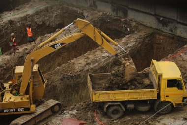 09-Aralık-2020, Bangladeş, Dhaka. Kazı çalışmalarına devam ediliyor..