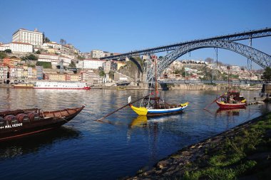 Portekiz 'in orta kesimindeki Douro nehri üzerindeki Dom Luis köprüsü.