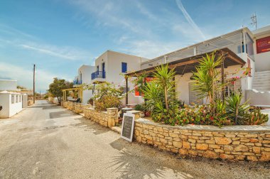 Folegandros adasının güzel geleneksel evleri, Kiklad, Yunanistan, güneşli mavi gökyüzü