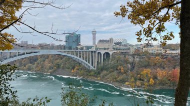 Niagara Şelalesi 'ndeki Gökkuşağı Köprüsü, Kanada' nın inanılmaz manzarası.