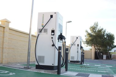 Bir park alanındaki Iberdrola elektrikli araç şarj noktasının görüntüsü