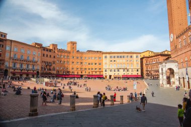 İtalya 'nın Siena şehrinde güneşli bir günde Piazza del Campo şehir meydanındaki turistler