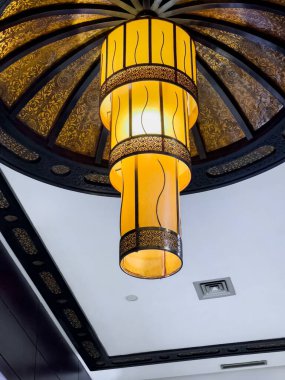 Kafeteryadaki eski ahşap avize.