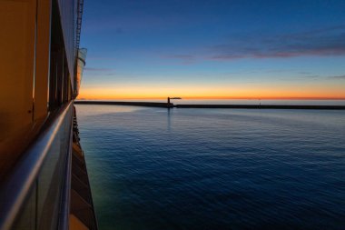 Gün batımında denizin doğal bir manzarası