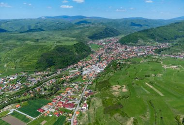 Praid resort - Romanya yukarıdan, köyden, bahardan görüldü