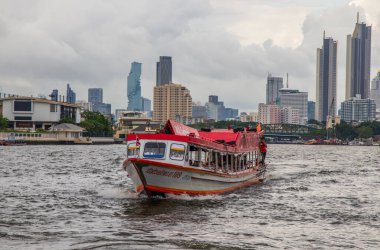 Bangkok Tayland ve Güneydoğu Asya 'daki Chaophraya Nehri' nde bir ekspres ya da taksi teknesi.