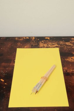 Tahta Masa Üzerinde Resim Kağıdı Sayfası Sınavı