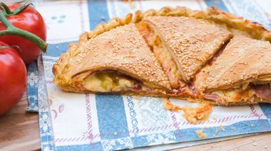 Kaplanmış pizza, aromatik tereyağı ve ince unla kaplanmış, bu puf böreği pizzanın tüm lezzetini ve tadını içeriyor.