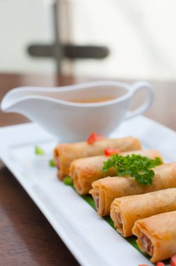 Kızarmış Çin böreğinin dikey yakın çekimi ve tatlı acı biber sosu.