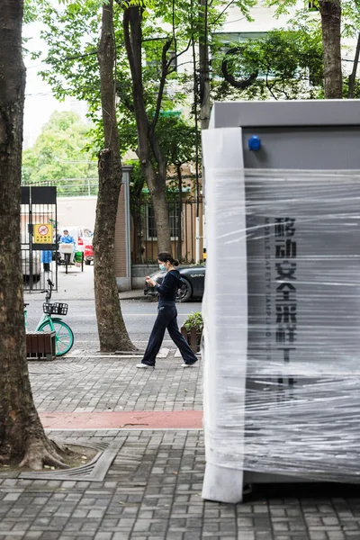 Uma Visão Das Pessoas Rua Xangai Sob Quarentena Devido Covid — Fotografia de Stock