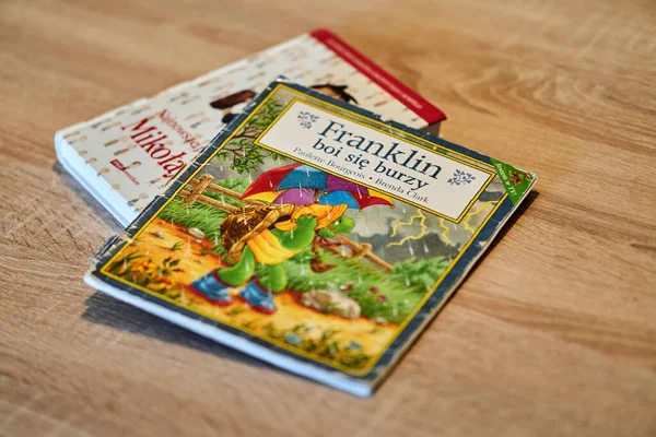 Closeup Shot Polish Book Kids Franklin Turtle Wooden Table — Fotografia de Stock