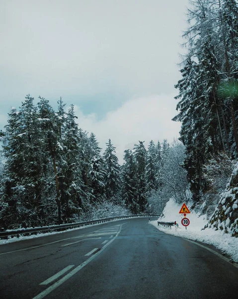Μια Δροσερή Θέα Ενός Άδειου Δρόμου Κατά Διάρκεια Του Χειμώνα — Φωτογραφία Αρχείου