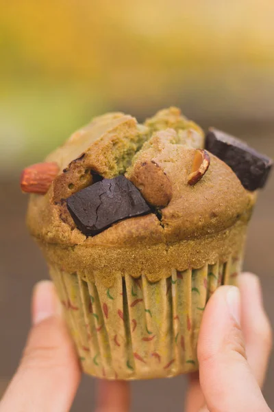 Vertical Closeup Person Fingers Holding Muffin Nuts Chocolate Chips — Foto Stock