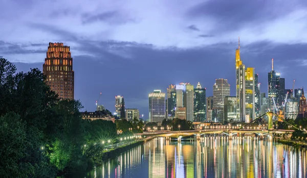 Eine Skyline Der Modernen Stadt Frankfurt Main Bei Nacht — Stockfoto