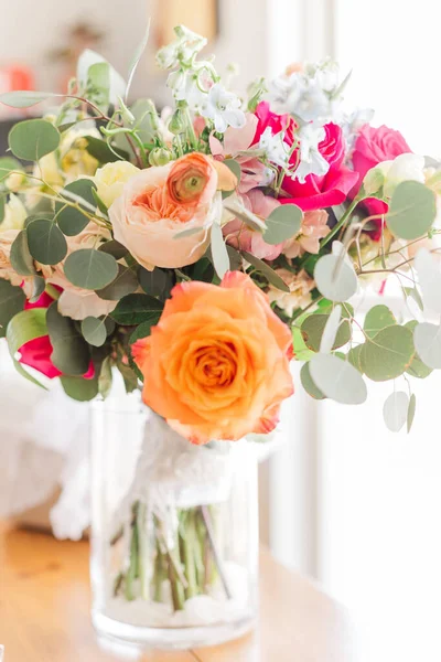 Vertical Shot Beautiful Fragrant Pink Orange Roses Vase Table — Foto Stock