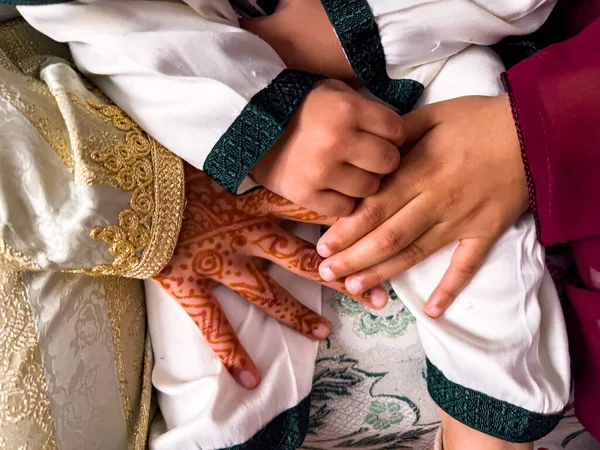 Niña Con Tatuaje Henah Sosteniendo Mano Niño Durante Una Ceremonia —  Fotos de Stock