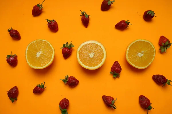 Strawberries Oranges Isolated Bright Orange Background — Stock Photo, Image