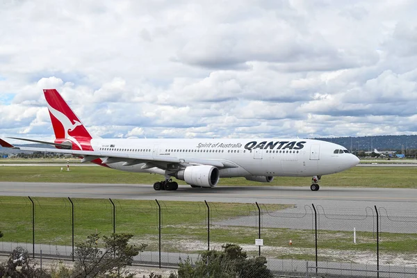 Uma Vista Avião Qantas Aeroporto Fundo Céu Nublado — Fotografia de Stock