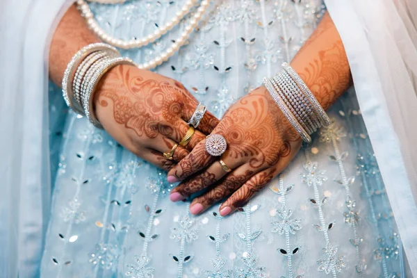 Ένα Κάθετο Πλάνο Ινδικής Νυφικής Ενδυμασίας Διακοσμημένο Μπλε Φόρεμα Βραχιόλια — Φωτογραφία Αρχείου
