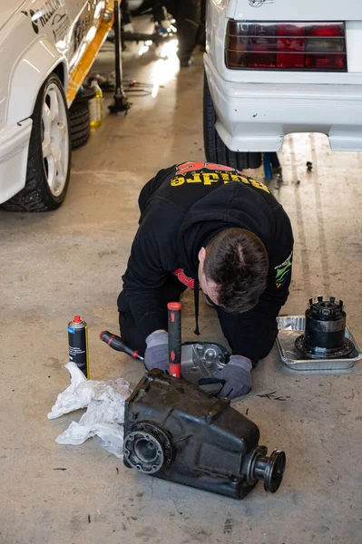 Mechanic Repairing Race Car — Fotografia de Stock