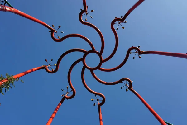 Low Angle Shot Red Weathervane Structure Park Blue Sky Background — Stock Photo, Image