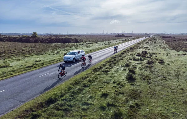 Drone Ciclisti Che Cavalcano Lungo Strada Campagna Con Alberi Linee — Foto Stock