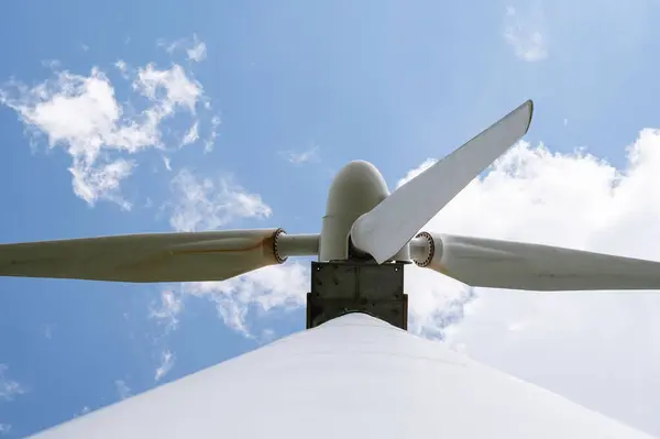 Low Angle Wind Turbine Giant Propellers Cloudy Blue Sky — Stock Photo, Image